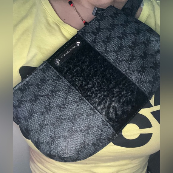 Michael Kors Fanny belt bag  size s/m used in great condition - Picture 6 of 10